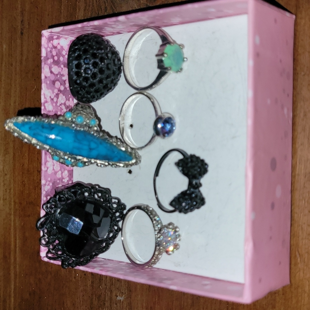 Lot of 7 fashion rings 3 adjustable  3 are about a size 7 and 1 is about a size8